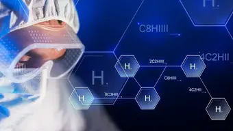 Zdjęcie ilustracyjne. Po lewej stronie twarz naukowca w ochronnych goglach, czepku i masce. Po prawej stronie twarzy graficzne wzory chemiczne.