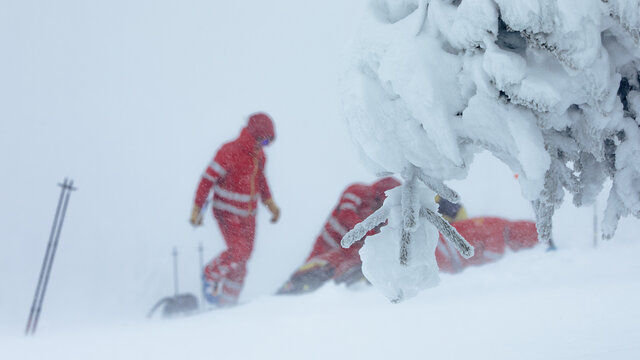 Image of mountain rescuers in a blizzard