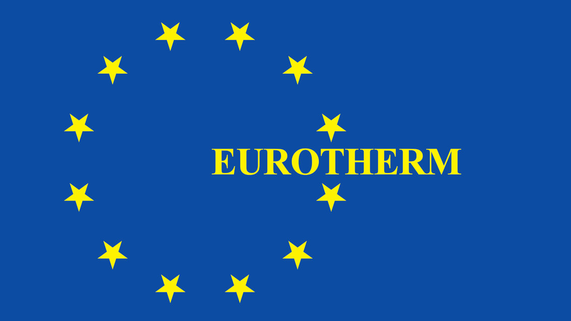 Grafika: napis EUROTHERM na fladze unijnej (wpisany między unijnymi gwiazdkami).