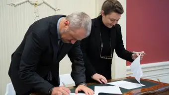 Na zdjęciu moment podpisania dokumentu przez sygnatariuszy.