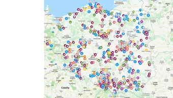 Zdjęcie przedstawia mapę Polski z naniesionym znacznikami w różnych kolorach, na poszczególnych miastach i miejscowościach. Znaczniki te dotyczą oferty pomocy w wybranych miejscach.