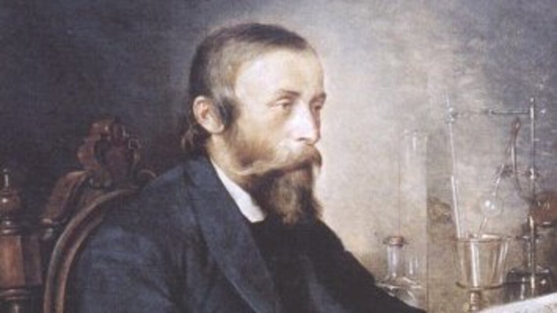 Grafika przedstawia portret Ignacego Łukasiewicza, który siedzi w eleganckim fraku na drewnianym, rzeźbionym krześle. Obok niego znajduje się stół, na którym stoją przyrządy służące do destylacji ropy, a także gruby zeszyt z odręcznymi zapiskami.