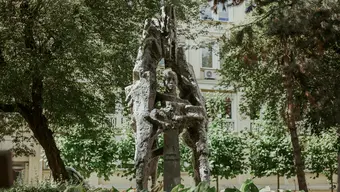 Zdjęcie pomnika w zielonej przestrzeni kampusu AGH