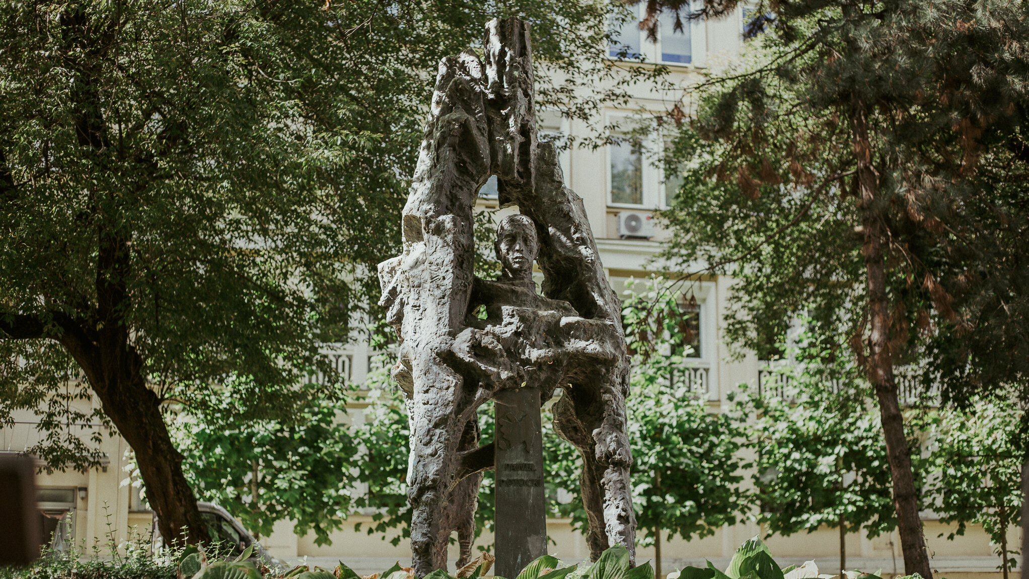 Zdjęcie pomnika w zielonej przestrzeni kampusu AGH