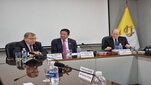Uczestnicy spotkania przedstawicieli AGH i PUCP podczas rozmów w sali konferencyjnej. Przy stole obrad siedzą delegaci obu uczelni.