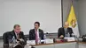 Uczestnicy spotkania przedstawicieli AGH i PUCP podczas rozmów w sali konferencyjnej. Przy stole obrad siedzą delegaci obu uczelni.
