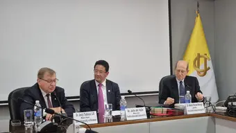 Uczestnicy spotkania przedstawicieli AGH i PUCP podczas rozmów w sali konferencyjnej. Przy stole obrad siedzą delegaci obu uczelni.