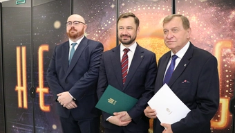 Zdjęcie trzech mężczyzn ubranych w garnitury.