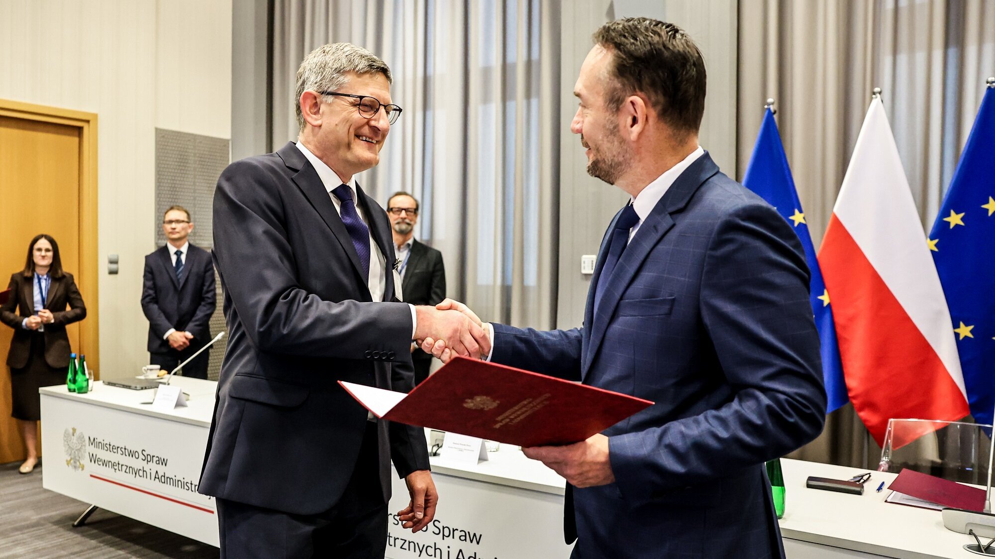 Prof. Chmiel odbiera powołanie z rąk ministra.