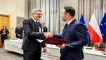 Prof. Chmiel odbiera powołanie z rąk ministra.