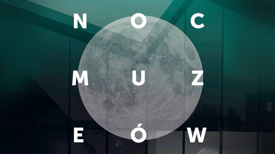 Nokturnowa grafika ze zdjęciem książyca w centralnej części oraz białym napisem NOC MUZEÓW.