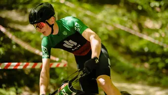 Na zdjęciu kolarz w koszulce AZS AGH na trasie.