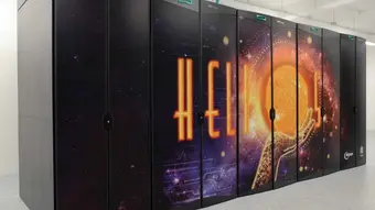 Superkomputer Helios w ACK Cyfronet AGH – rząd czarnych szaf obliczeniowych z graficznym motywem i napisem „Helios”.
