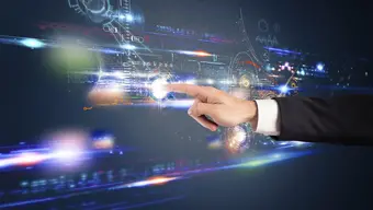 Kolorowa grafika ilustracyjna: męska dłoń dotyka ekranu z futurystycznym interfejsem.