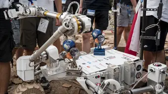 Łazik Kalman z pamiątkowymi statuetkami