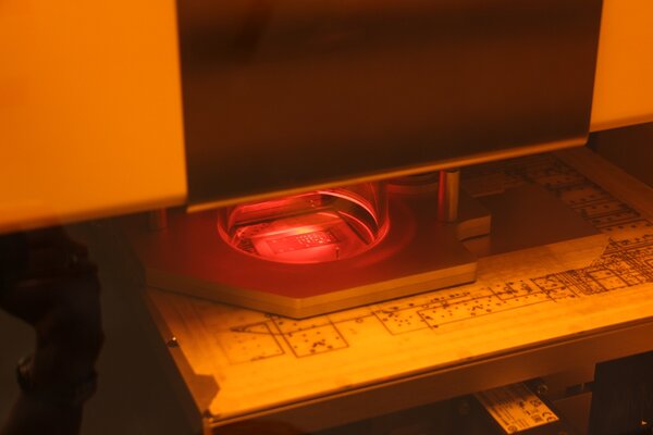 Zdjęcie wykonane w dużym zbliżeniu przedstawia proces druku płytki. 
