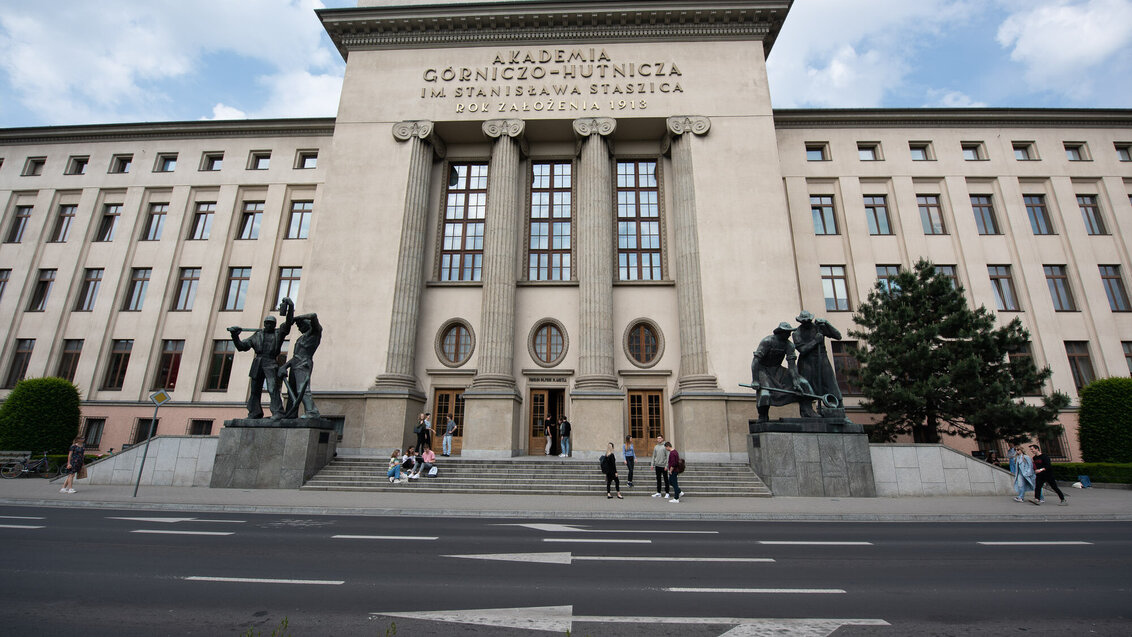 Zdjęcie budynku głównego (A0) od frontu.