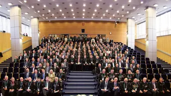 Aula wykładowa wypełniona przedstawicielami przemysłu. Częśc osób nosi odświętne mundury górnicze.