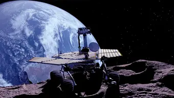 Grafika przedstawiająca przestrzeń kosmiczną: mechaniczny łazik na powierzchni księżyca; w tle widok kuli ziemskiej.