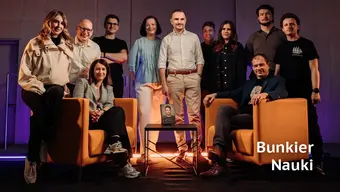 Grupowe zdjęcie osób tworzących projekt "Bunkier Nauki"