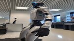 Humanoidalny robot w laboratorium badawczym.