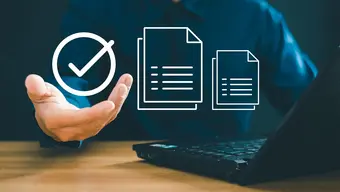 Grafika dekoracyjna: postać siedząca przed laptopem z dłonią wskazującą na ikonki symbolizujące cyfrowy obieg dokumentów.