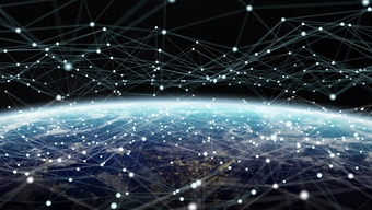 Grafika dekoracyjna: widok Ziemi z kosmosu z nałożoną siecią połączonych punktów symbolizujących globalną komunikację i wymianę danych w przestrzeni cyfrowej.