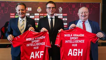 Three men in suits stand side by side, holding red sports shirts with the words ‘Wisła Kraków Sport Intelligence Hub’ and the initials 'AKF' and ‘AGH’.