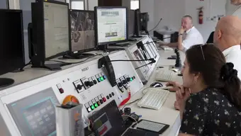 Doktorantka sprawdza wpływ stresu związanego z przeciążeniami generowanymi przez rakietę w trakcie podróży kosmicznej na poprawność rozmnażania się pszczół miodnych.