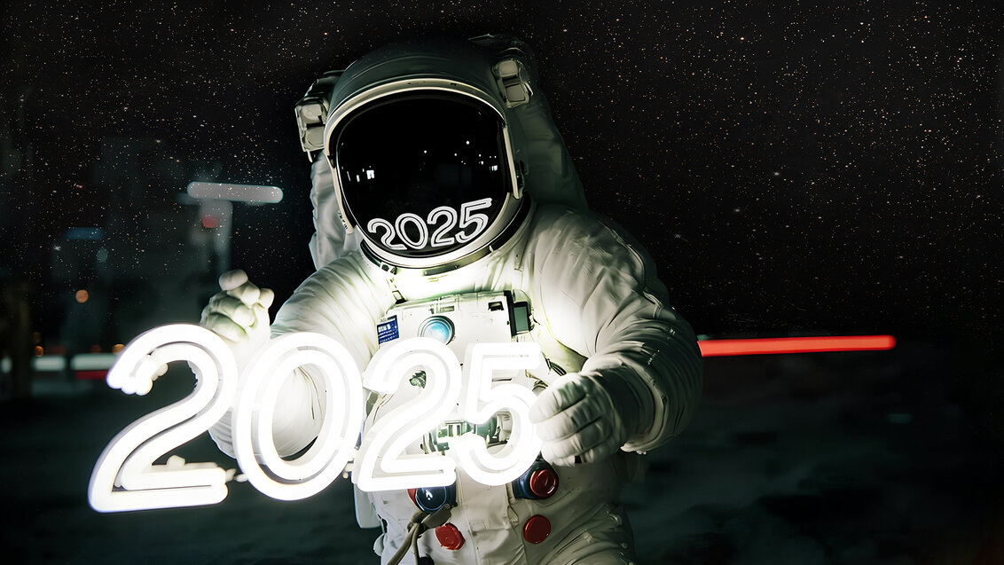 Grafika dekoracyjna: astronauta w białym skafandrze kosmicznym trzyma świecący napis "2025". Napis odbija się w przeźroczystej osłonie jego kasku. W tle gwiaździste niebo. 