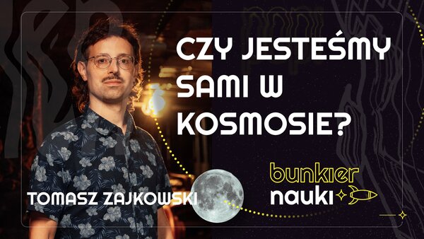 Grafika ilustracyjno-informacyjna z podtytułem odcinka („Czy jesteśmy sami w kosmosie?"), imieniem i nazwiskiem gościa-rozmówcy oraz jego zdjęciem.