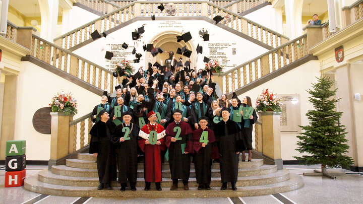 Zdjęcie absolwentów na schodach budynku głównego AGH