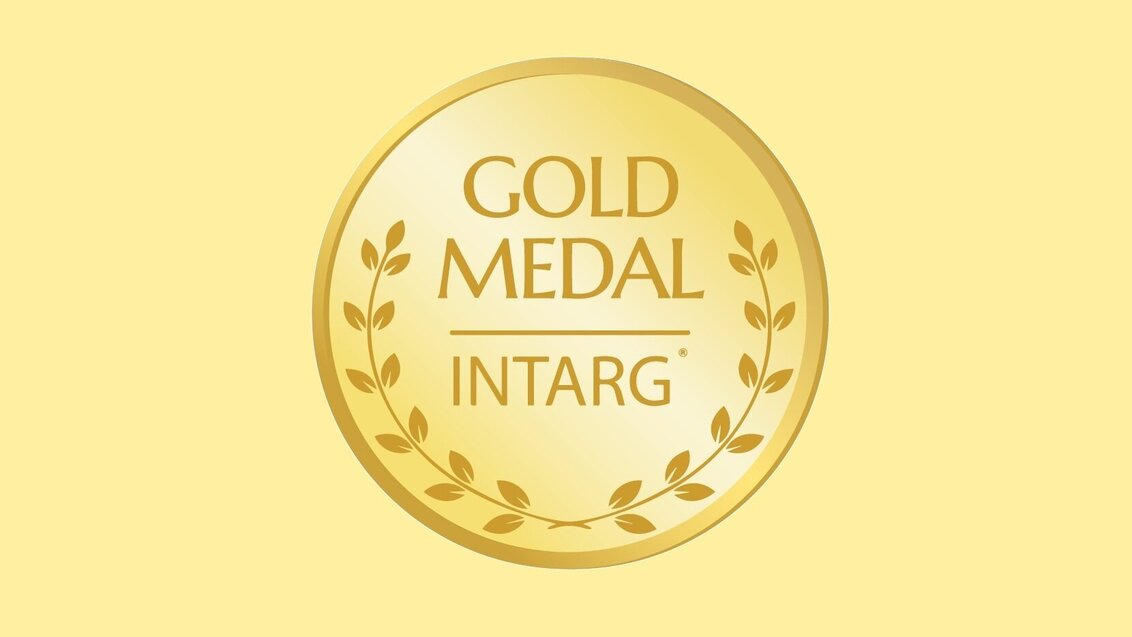 Kolorowa grafika ilustracyjna przedstawiająca awers złotego medalu targów.