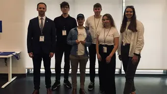 Na zdjęciu pięcioro młodych osób z KN Transpeed oraz przedstawiciel jury.