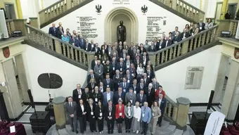 Grupowe zdjęcie uczestników KRASP na schodach w holu reprezentacyjnym budynku głównego AGH.