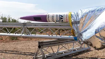 Na zdjęciu widoczny fragment rakiety przygotowywanej do startu i leżącej na wyrzutni.