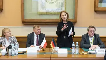 Zdjęcie ze spotkania przedstawicieli AGH z delegacją Ministerstwa ds. Nauki, Badań oraz Sztuki Badenii-Wirtembergii. Przemawia Minister Petra Olschowski, obok niej za stołem siedzi rektor AGH prof. Jerzy Lis oraz inni uczestnicy wydarzenia. 