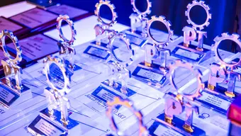 Image of numerous statuettes in the shape of a gear wheel 