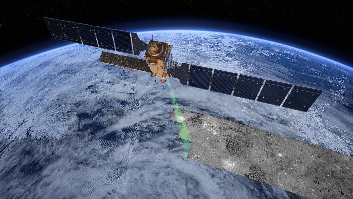 Grafika przedstawia satelitę, który przelatuje na orbicie Ziemi. Poruszający się satelita emituje w kierunku błękitnego globu falę radarową, oznaczoną symbolicznie kolorem zielonym. Fala pozostawia za sobą po prawej stronie radarowy obraz powierzchni terenu, który oznaczony jest symbolicznie na widocznym fragmencie kuli ziemskiej.