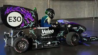 Na zdjęciu najnowszy bolid. W kokpicie kierowca w kombinezonie i kasku.