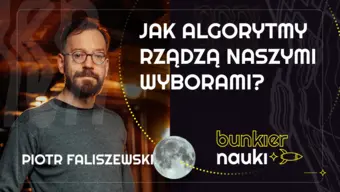 Grafika ilustracyjno-informacyjna z podtytułem odcinka („Jak algorytmy rządzą naszymi wyborami?"), imieniem i nazwiskiem gościa-rozmówcy oraz jego zdjęciem.