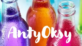 Na zdjęciu trzy szklane butelki z kolorowymi napojami w środku + biały napis AntyOksy.