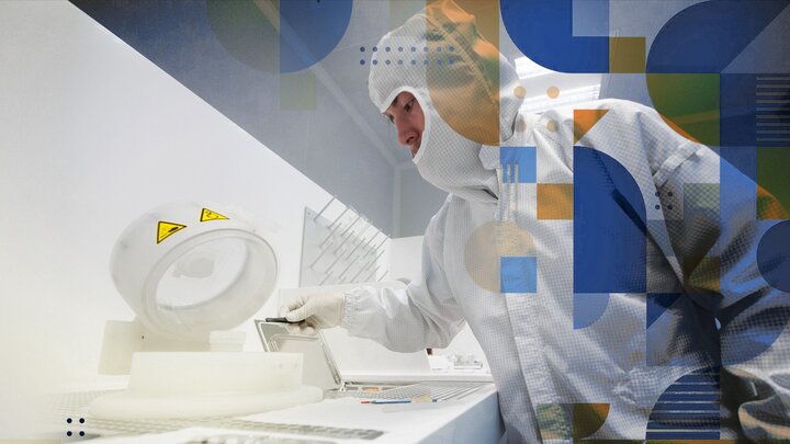 Zdjęcie przedstawiające ubranego w specjalistyczny kombinezon ochronny naukowca podczas pracy w laboratorium. Po prawej stronie zdjęcia przezroczyste, graficzne elementy w kolorze błękitnym, granatowym i pomarańczowym. niebieskim i żółtym.