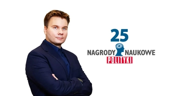 Młody mężcyzna w grantowym garniturze spogląda w stronę widza. Po prawej logotyp z tekstem "25 Nagrody Naukowe POLITYKI" oraz obrysem głowy w środku.