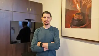 Młody mężcyzna z gładko zaczesanymi do tytułu czarnymi włosami, wąsami i bródką