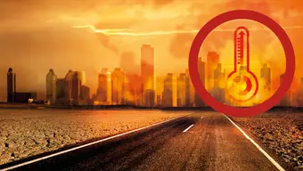 Asfaltowa droga do palącego się w upale miasta przecina spękaną ziemię