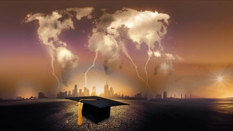 Biret leży na spękanej asfaltowej drodze prowadzącej do miasta, nad którym wiszą chmury w kształcie ziemskich kontynentów, z których strzelają pioruny