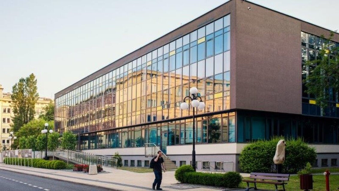 Zdjęcie przedstawia budynek Biblioteki Głównej AGH od strony głównej alei kampusu