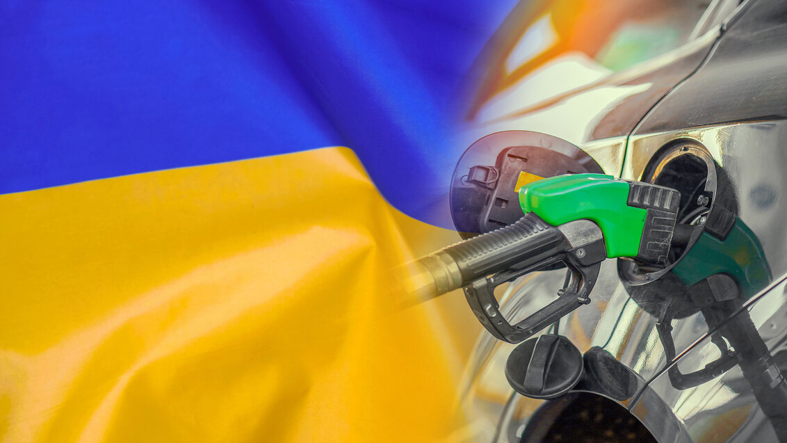 Grafika ilustracyjna przedsawiająca flagę Ukrainy oraz wlewanie paliwa do baku samochodu