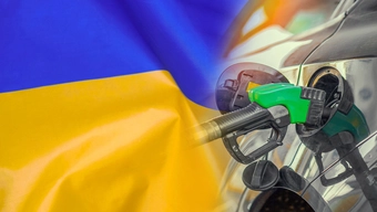 Grafika ilustracyjna przedsawiająca flagę Ukrainy oraz wlewanie paliwa do baku samochodu